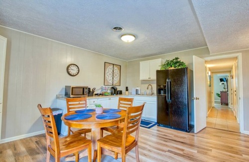 Johnson City Apartment | A comfortable home near the Motor Mile and Boone Lake, 5mins to I-26, Wing Deer Park, and the Mall.