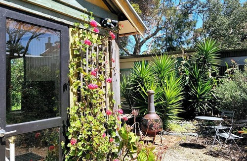 Nungurner House | A converted country barn is set in it's own English country courtyard garden.