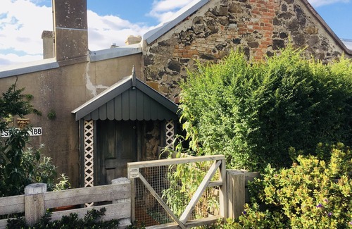 Ballan Cottage | A cottage for couples! Come stay & meet our alpacas 🦙💗