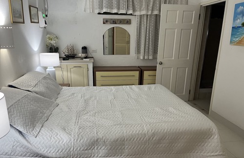 Sunset Crest Condo | A Cozy 1 bedroom 1 bathroom Rental Within 5 Minutes Walk to Beach & Shopping