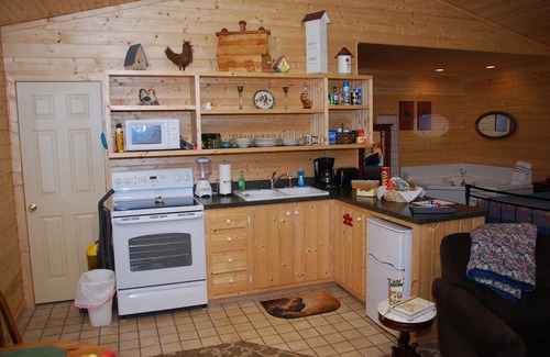 Cloverleaf Cabin | A Cozy Cottage Near the Heart of All Louisville Attractions!