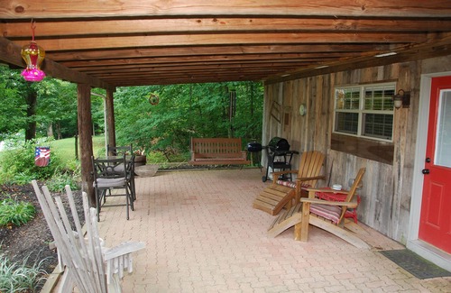 Cloverleaf Cabin | A Cozy Cottage Near the Heart of All Louisville Attractions!