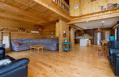 Kimberley Cottage | A Cozy Country Retreat * Indoor Hot Tub * Ski * Wi-Fi