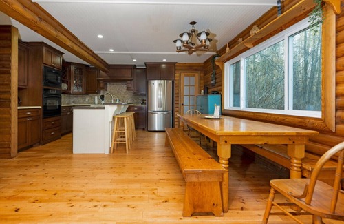 Kimberley Cottage | A Cozy Country Retreat * Indoor Hot Tub * Ski * Wi-Fi