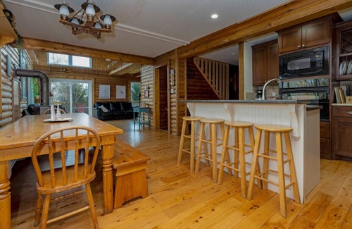 Kimberley Cottage | A Cozy Country Retreat * Indoor Hot Tub * Ski * Wi-Fi
