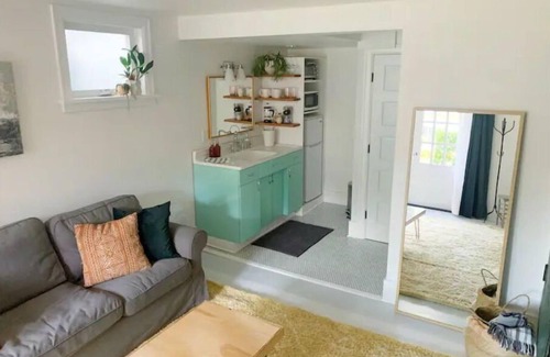 East Queen Anne Apartment | A Cozy Light-Filled Retreat in Queen Anne, Seattle