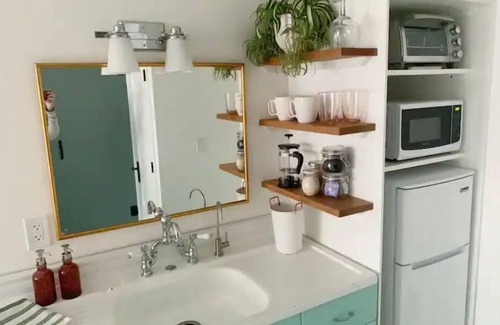 East Queen Anne Apartment | A Cozy Light-Filled Retreat in Queen Anne, Seattle