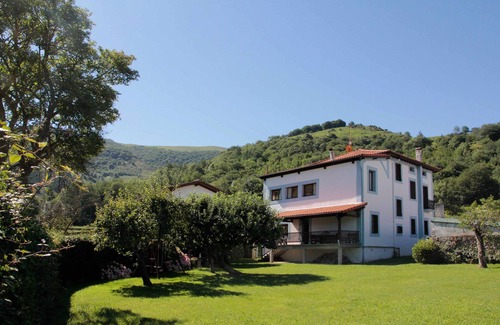 Labaien House | A cozy villa with a private garden to enjoy