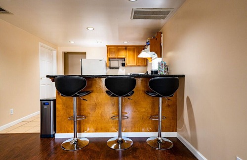 North Oak Park House | A+ DT 4BR Vic Walk to UC Davis & Shriner Med Cen