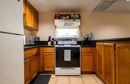 North Oak Park House | A+ DT 4BR Vic Walk to UC Davis & Shriner Med Cen