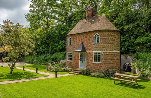 Higham Cottage | A fairy-tale luxurious cottage - The Tea Caddy