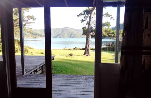 Shakespeare Bay House | A family paradise in your own private bay