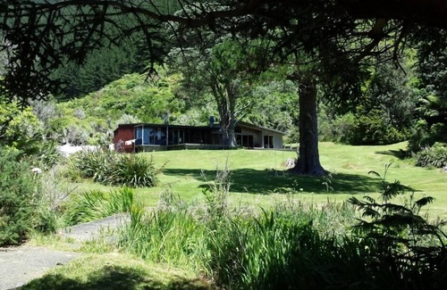 Shakespeare Bay House | A family paradise in your own private bay