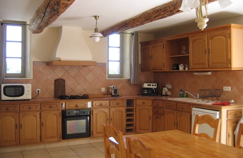 Saint-Hippolyte-le-Graveyron Cottage | A comfortable flat in a wine region