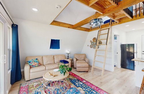 Leesville Apartment | A-frame cabin near Lake Murray with deck & kitchenette - dog friendly