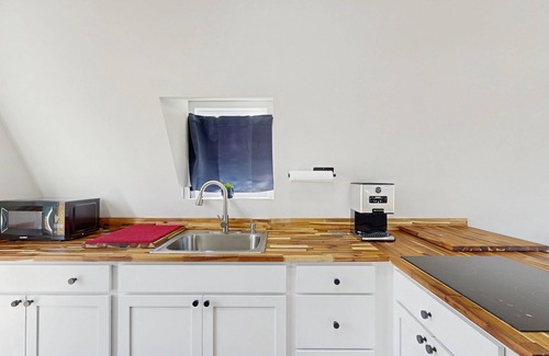 Leesville Apartment | A-frame cabin near Lake Murray with deck & kitchenette - dog friendly