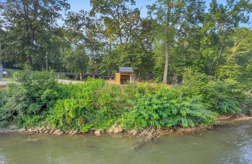 Greenville Cabin | A-Frame Camping Pod, W/Bath House, 6 min to DT
