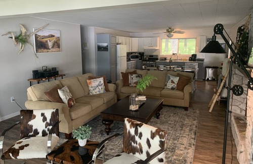Gerald House | A Great Escape Lake Front Cottage on Waters Edge