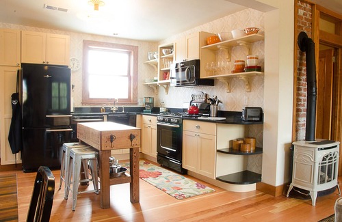 Newberg Apartment | A Handsome Newly Remodeled Vintage Inspired Apartment In Downtown Newberg, OR