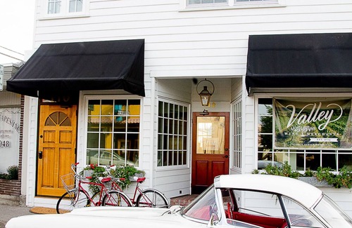 Newberg Apartment | A Handsome Newly Remodeled Vintage Inspired Apartment In Downtown Newberg, OR
