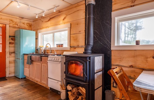 Brooks Cabin | A Haven Lakefront. Priv. Dock. Swim, Kayak and Fish