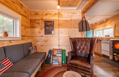 Brooks Cabin | A Haven Lakefront. Priv. Dock. Swim, Kayak and Fish