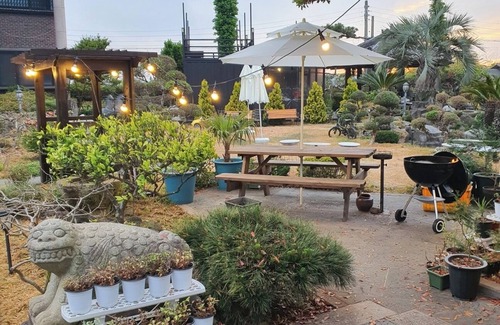 Jocheon Cottage | A healing cottage in Jeju City where you can play with dog in a spacious yard.