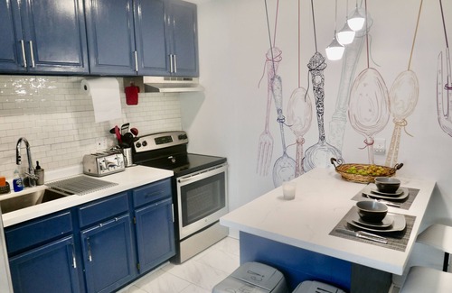 Lakeview Apartment | A JEWEL BY THE LAKE!