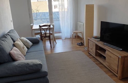Bruhl-Guterbahnhof Apartment | A large, comfortable double bed (1.40 m) completes the offer.