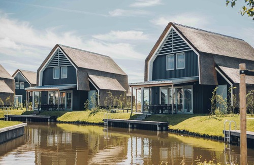Heeg House | A large detached Watervilla with view of the inner harbour