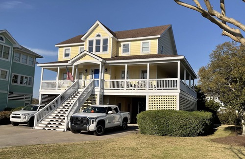 Manteo House | A large, spacious, dog friendly, home located in gated Pirates Cove Marina.