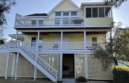 Manteo House | A large, spacious, dog friendly, home located in gated Pirates Cove Marina.