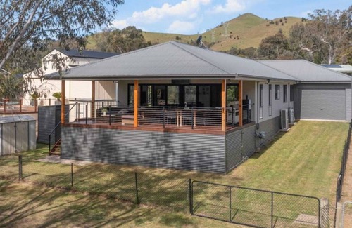Bonnie Doon House | A little piece of paradise at Bonnie Doon - great for families and large groups.