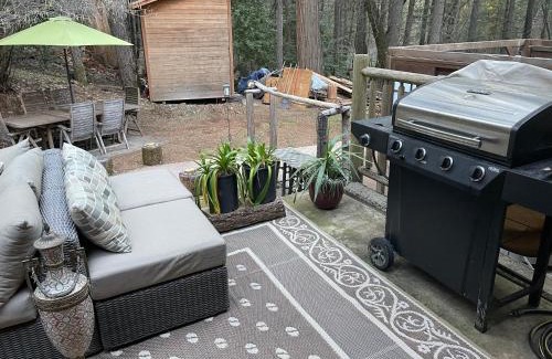 Foresthill House | A Lovely Cabin House at Way Woods Retreat with Outdoor Hot Tub! - By Sacred Hub MGMT