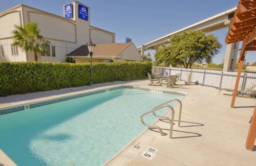 North Loop House | A Lovely Suite W/ Outdoor Swimming Pool
