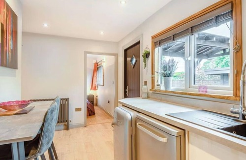 Frampton Cottage | A lovely unique lodge ideal for a relaxing or romantic break
