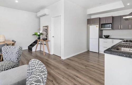 Frankton Villa | A LUCKIE CHARM - 8 BEDROOM TOWNHOUSE