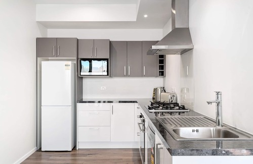 Frankton Villa | A LUCKIE CHARM - 8 BEDROOM TOWNHOUSE