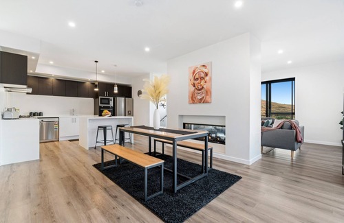 Frankton Villa | A LUCKIE CHARM - 8 BEDROOM TOWNHOUSE