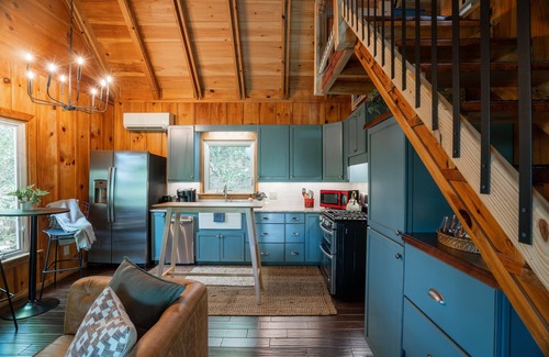 Cherry Log Cabin | A luxe family-friendly escape with mountain views!