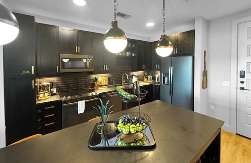 Deep Ellum Apartment | A Luxe Stay in Deep Ellum - Free Parking + Pool + Rooftop + King Bed + Walkable