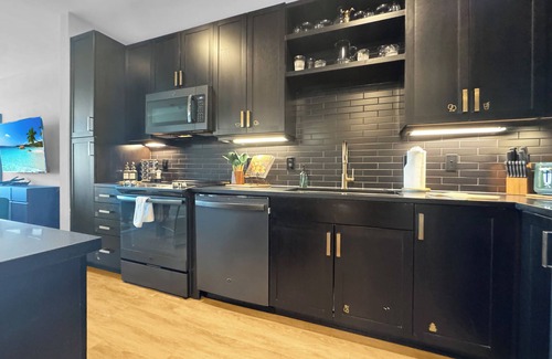 Deep Ellum Apartment | A Luxe Stay in Deep Ellum - Free Parking + Pool + Rooftop + King Bed + Walkable