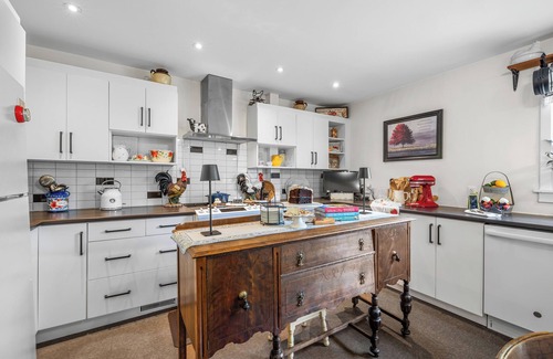 Anne's Land House | A Luxurious Retreat Clinton PondnSpacious 5-bedroom house with Hottub in Clinton
