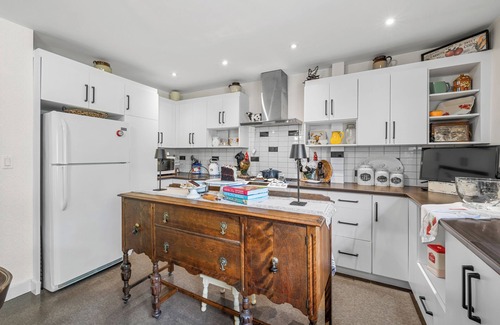 Anne's Land House | A Luxurious Retreat Clinton PondnSpacious 5-bedroom house with Hottub in Clinton