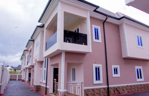 Umudike House | A Luxurious Room - The Paletinos