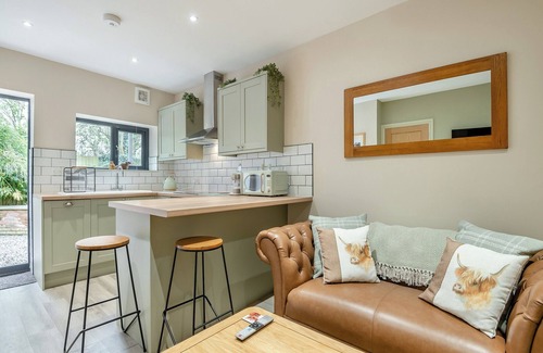 South Cerney Cottage | A luxury one bedroom cottage with bubbling hot tub.