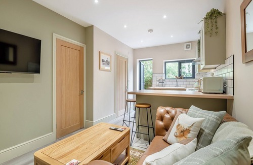 South Cerney Cottage | A luxury one bedroom cottage with bubbling hot tub.