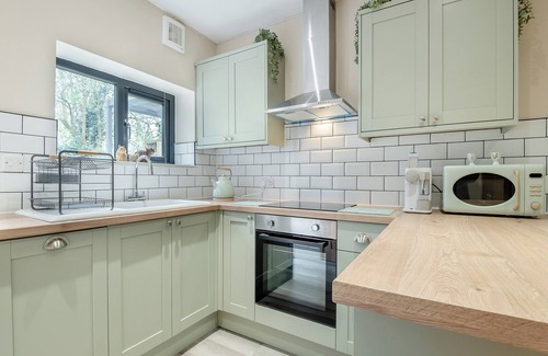 South Cerney Cottage | A luxury one bedroom cottage with bubbling hot tub.