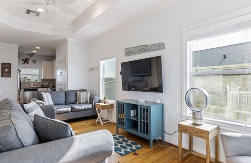 Galveston House | A&M's Perch: Near Marina/Park & Golf Cart Included