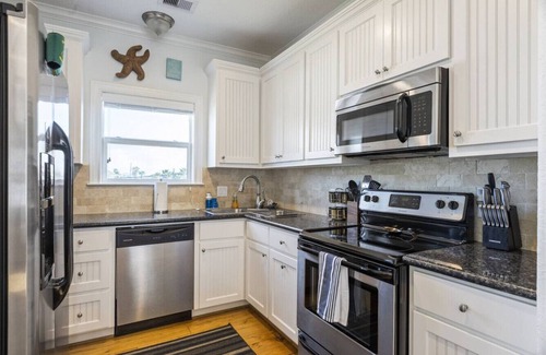 Galveston House | A&M's Perch: Near Marina/Park & Golf Cart Included